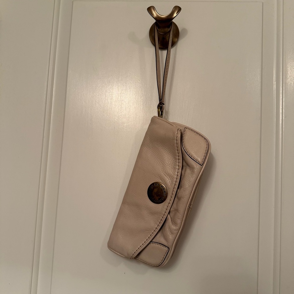 Marc By Marc Jacobs Wristlet Clutch Bag Cream Leather Magnet Flap Close View 2